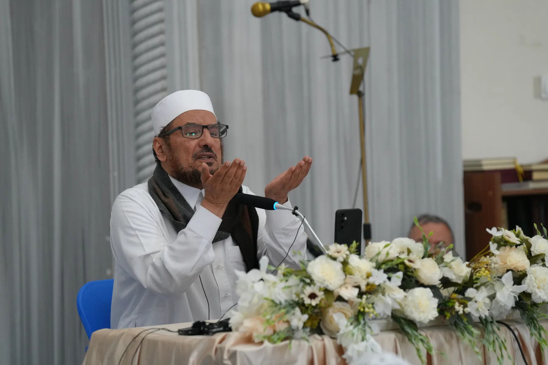 Scholars who have taught here include Dr Issam al-Bashir, Sheikh Nabil al-Awadi, Dr Muhammad al-Awadi, Dr Abdulwahab Altirari and Yusuf Estes.